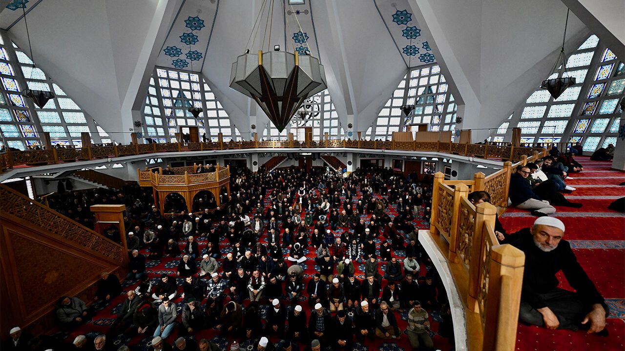 DÜZCE’DEKİ CAMİLERDE RAMAZAN AYININ İLK CUMA NAMAZI KILINDI